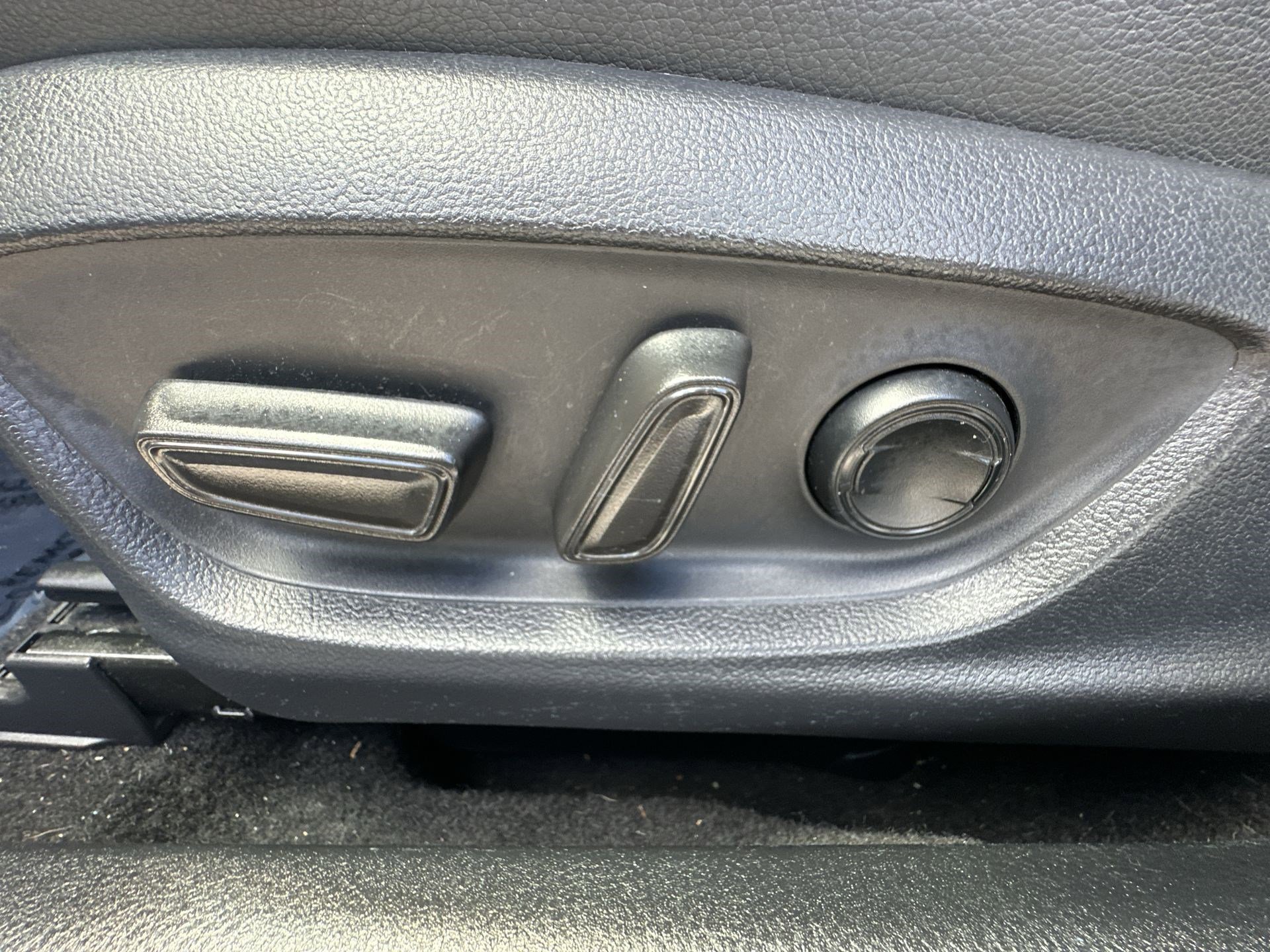 2019 Toyota Camry XSE photo 14