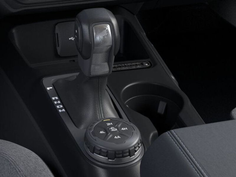 2025 Ford Bronco Base photo 17