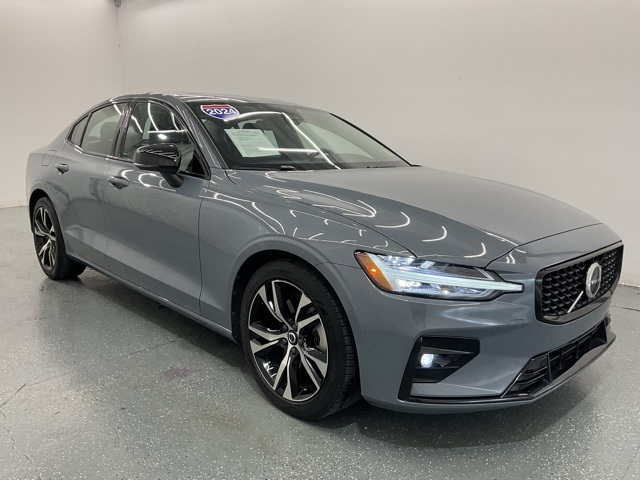 Used 2024 Gray Volvo B5 Core Dark Theme image 8