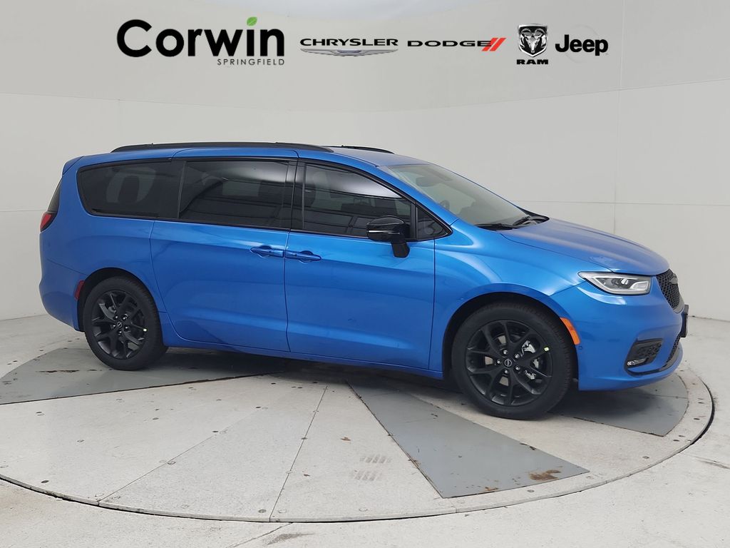 2026 Chrysler Pacifica Select's photo