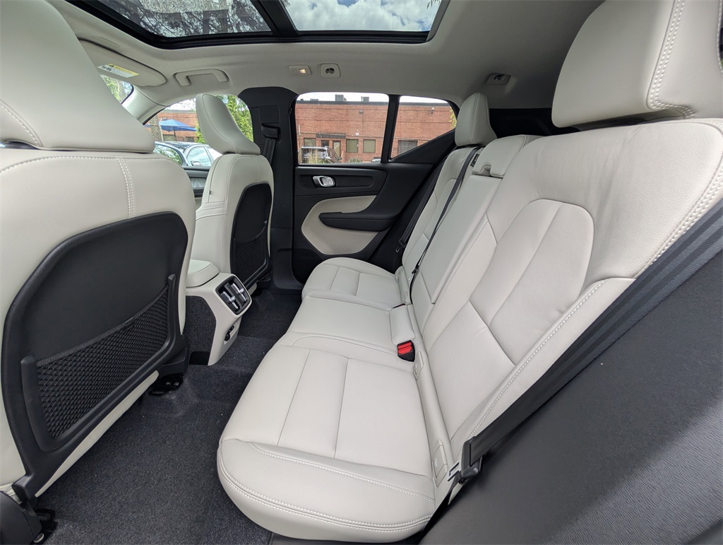 2025 Volvo XC40 photo 6