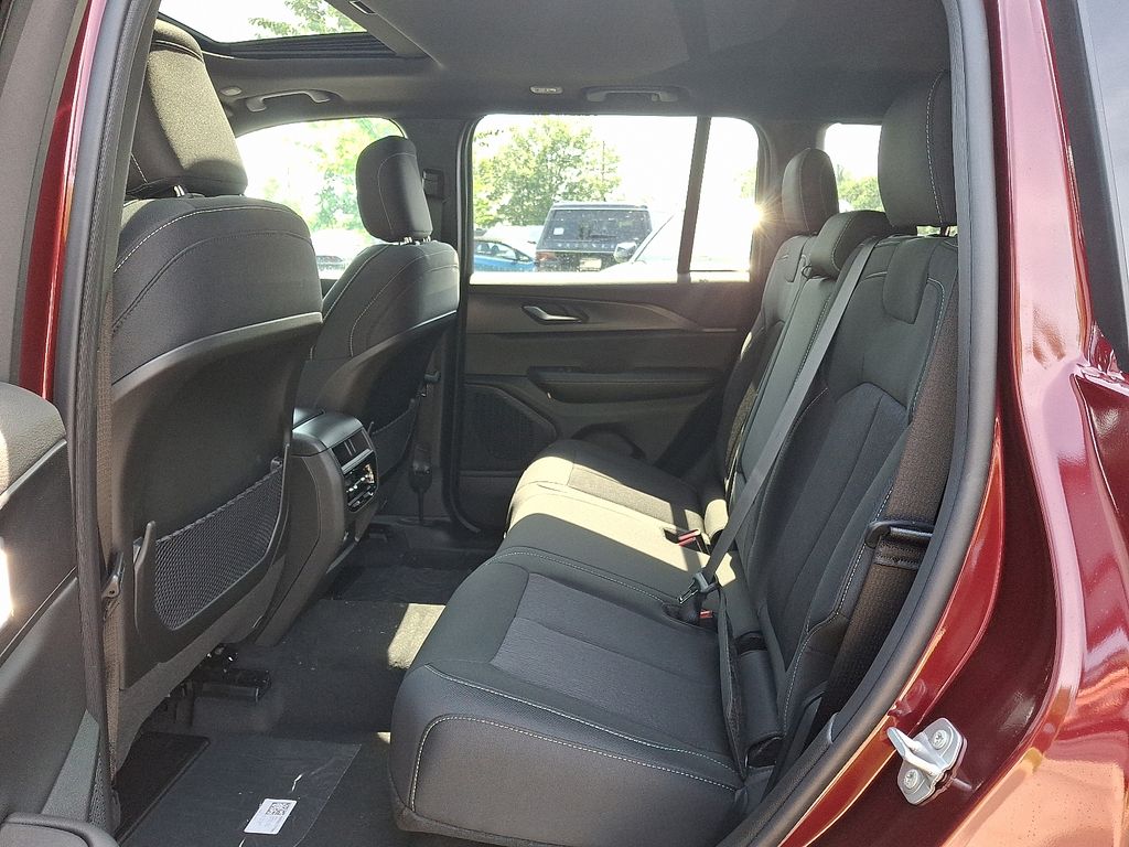 2025 Jeep Cherokee Laredo photo 4