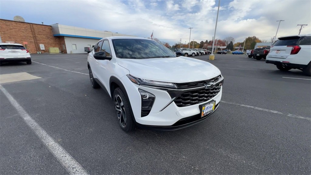 2025 Chevrolet Trax photo 2