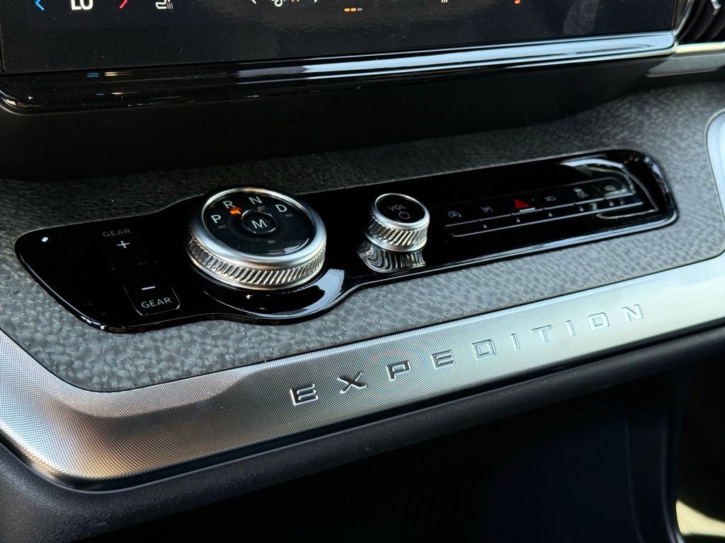 2025 Ford Expedition photo 9