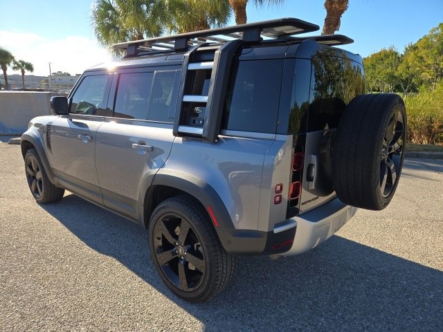 2022 Land Rover Defender 110 S photo 3