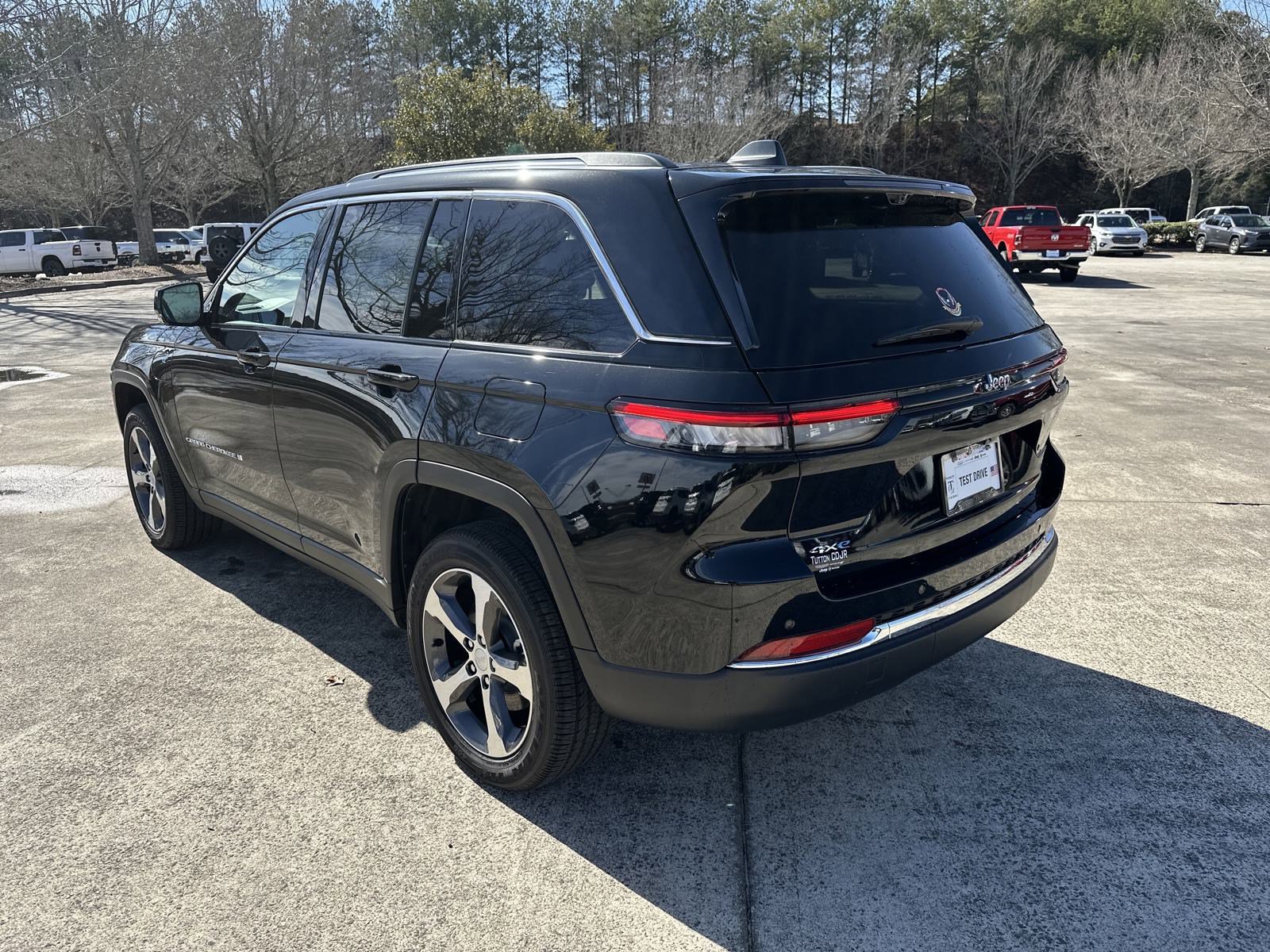 2024 Jeep Cherokee photo 2