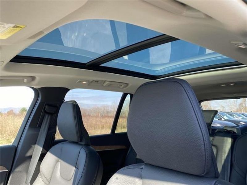 2025 Volvo XC90 AWD Plus photo 14