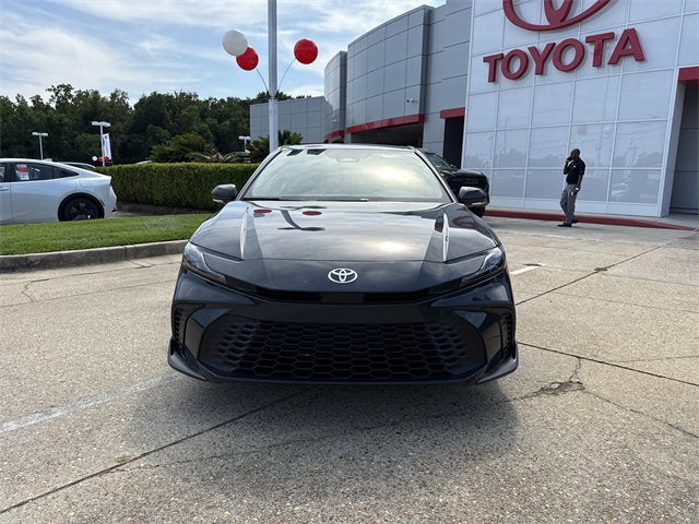 2025 Toyota Camry SE photo 7