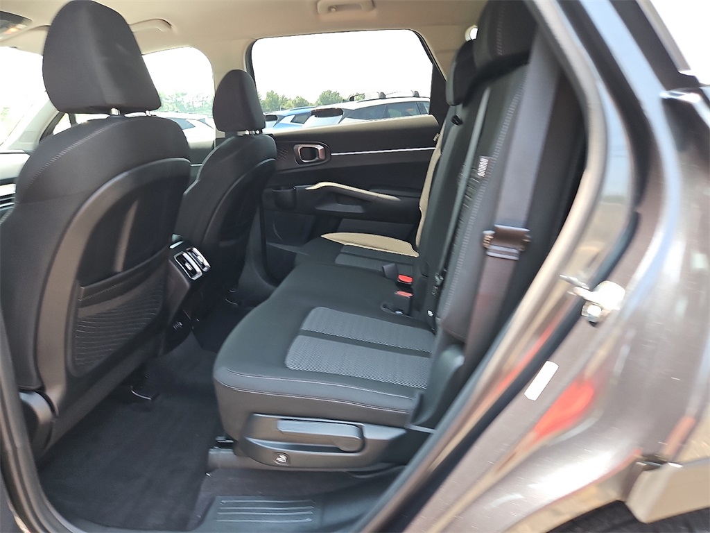 2025 Kia Sorento LX photo 10