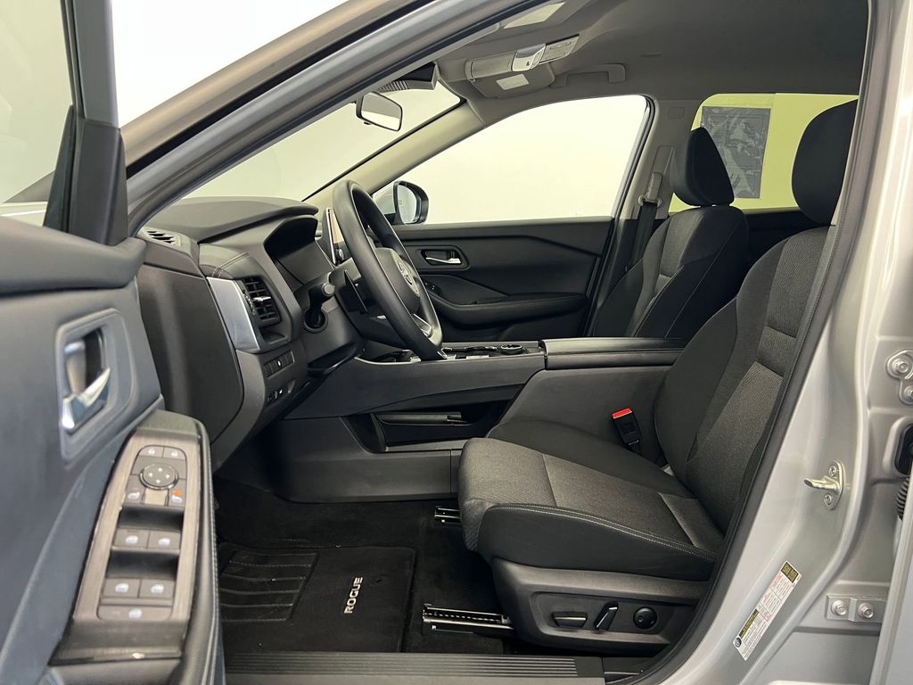 2024 Nissan Rogue SV photo 4
