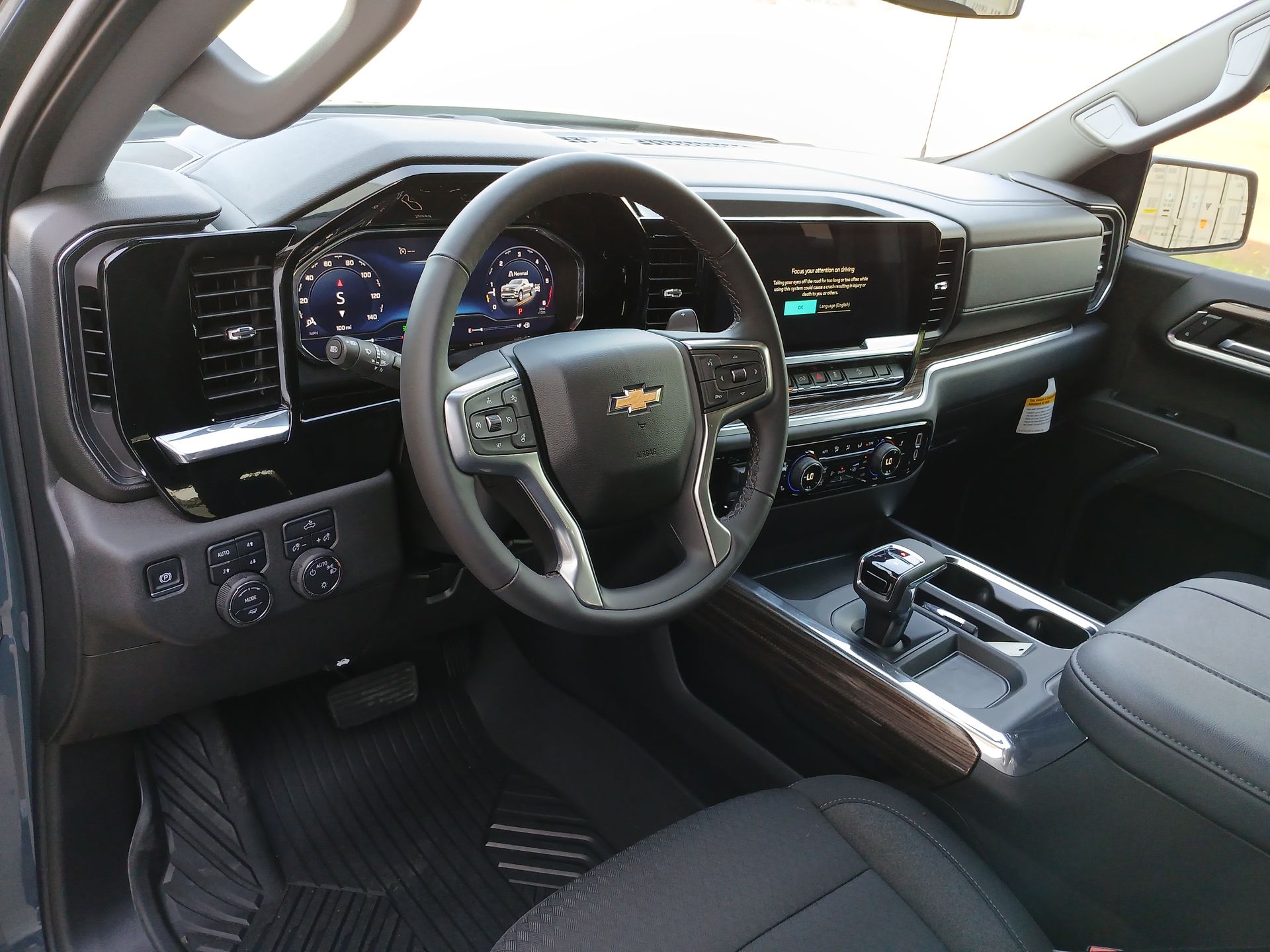2025 Chevrolet Silverado 1500 LT photo 9