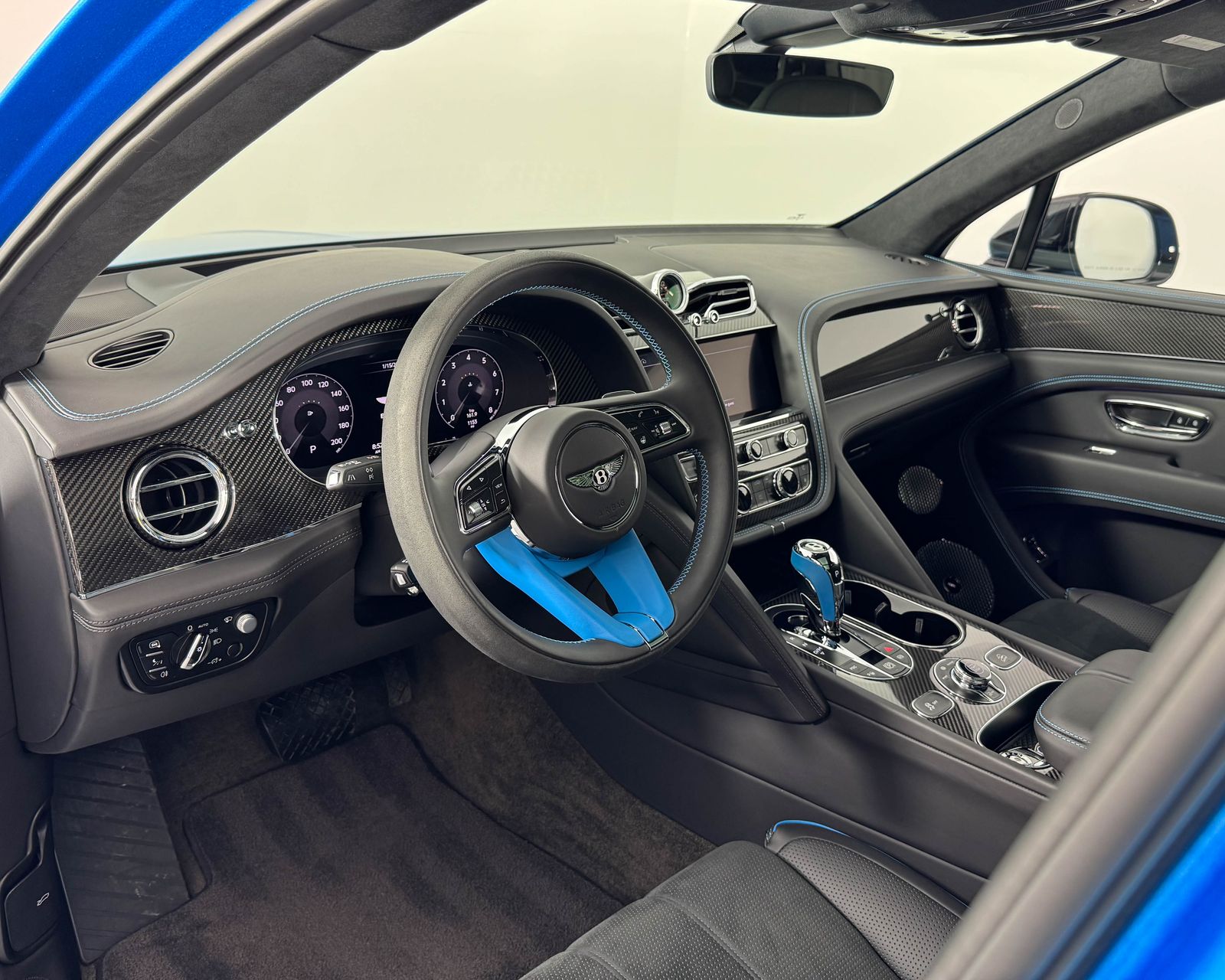 2023 Bentley Bentayga V8 photo 12