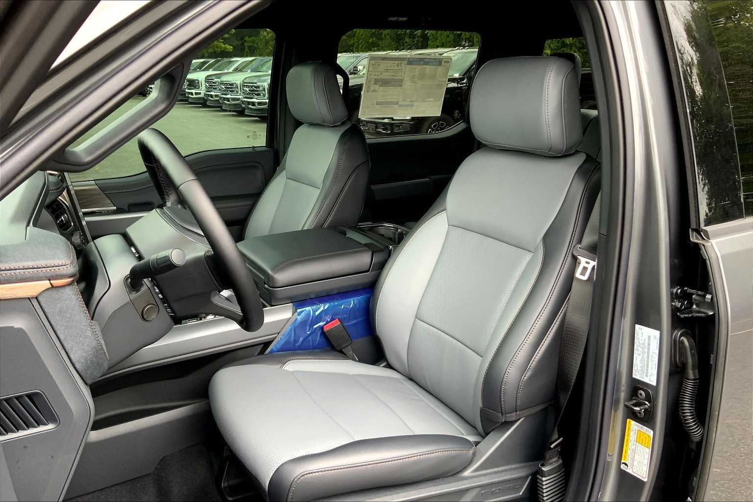 2025 Ford F-150 Lightning Lariat photo 9