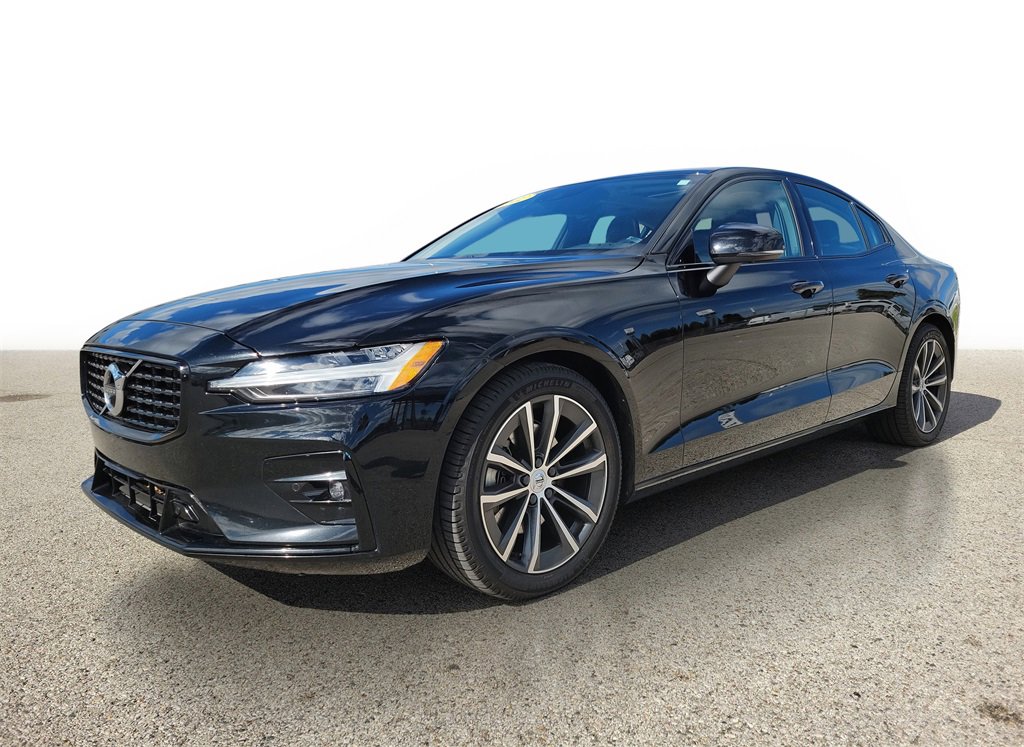 2022 Volvo S60 Momentum photo 2