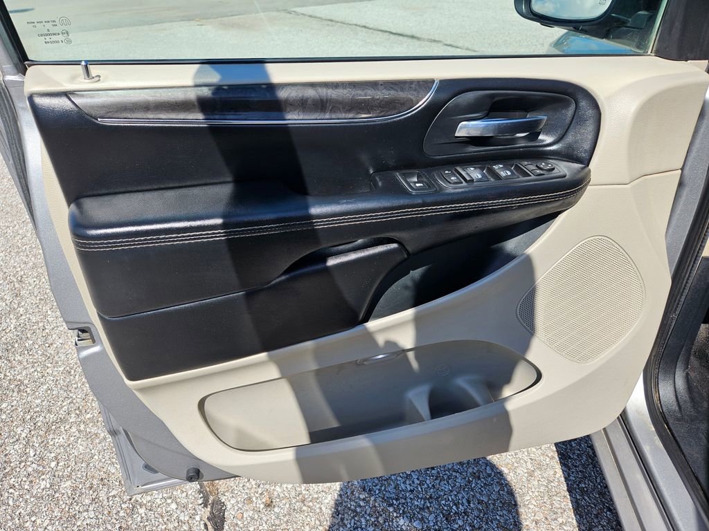2016 Chrysler Town & Country Touring photo 16