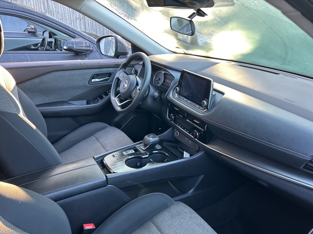 2022 Nissan Rogue SV photo 3