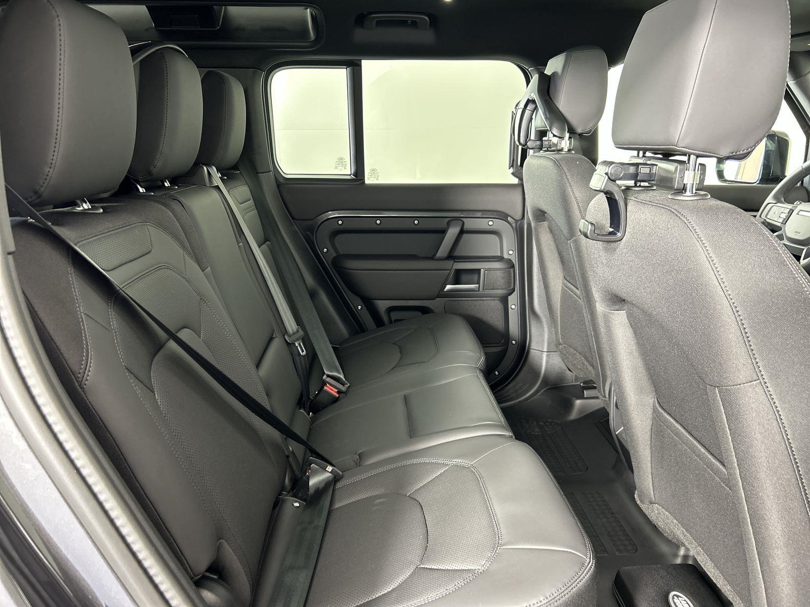 2025 Land Rover Defender 110 S photo 29