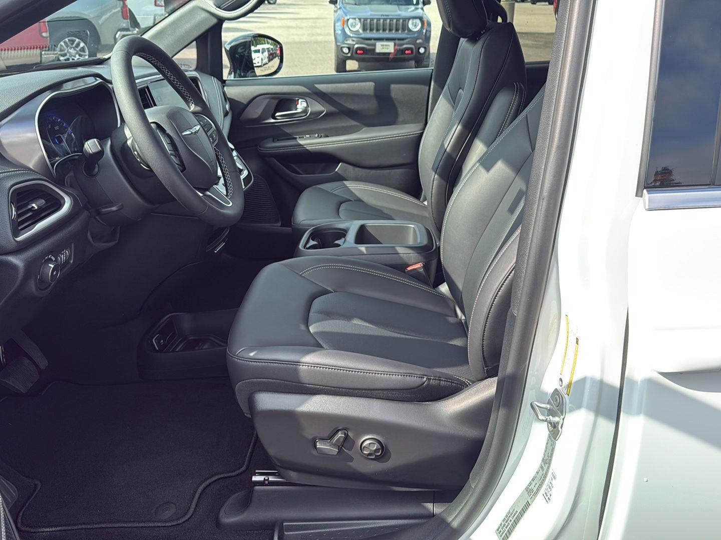 2026 Chrysler Pacifica photo 9