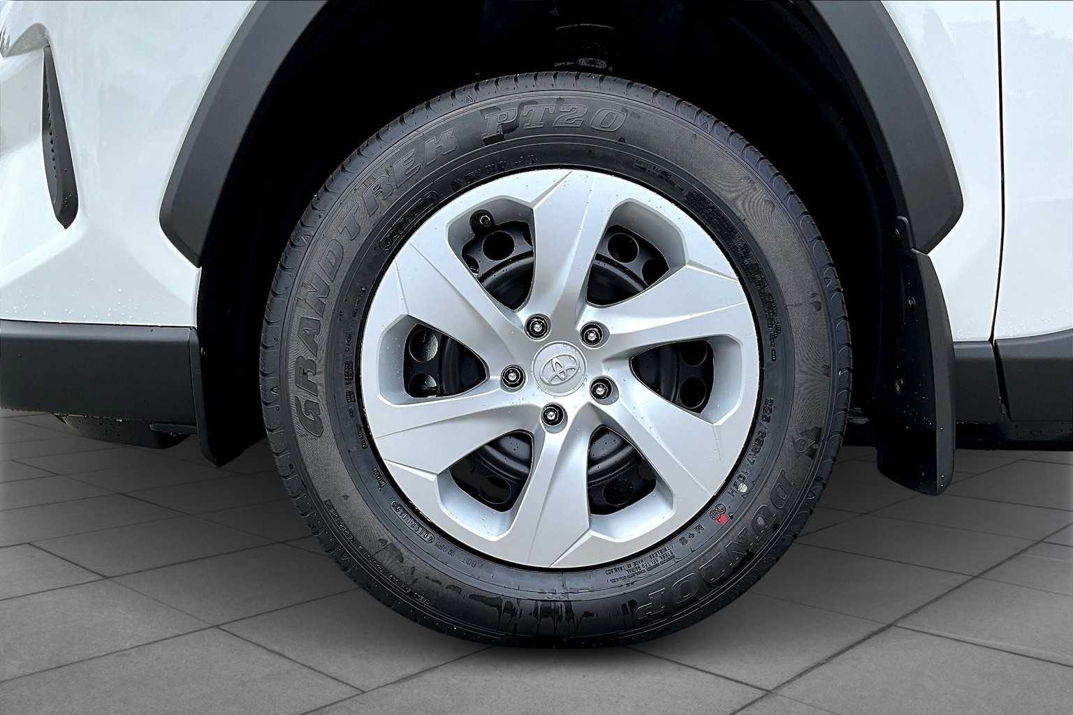 2025 Toyota RAV4 LE photo 8