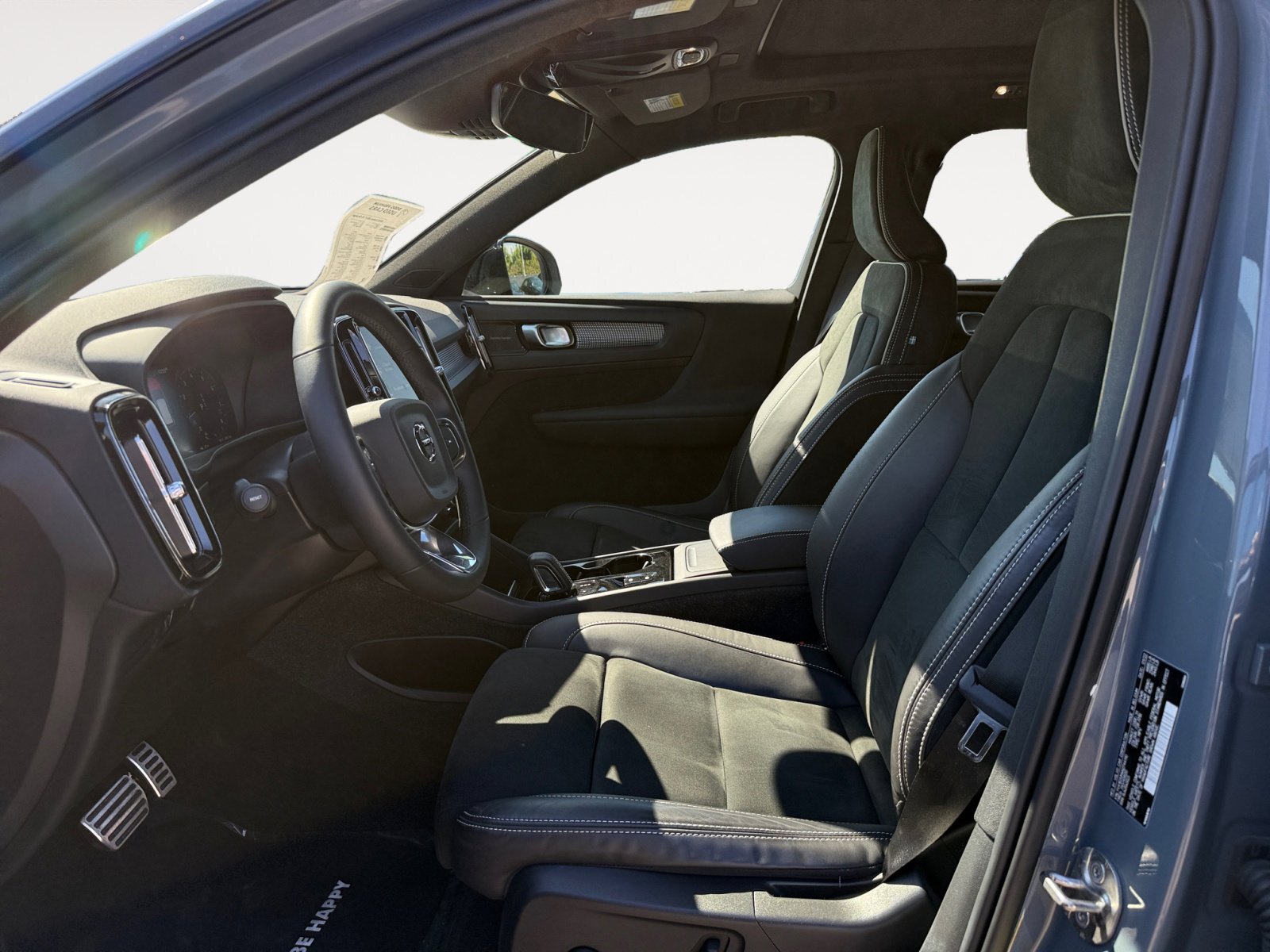 2022 Volvo XC40 R-Design photo 9