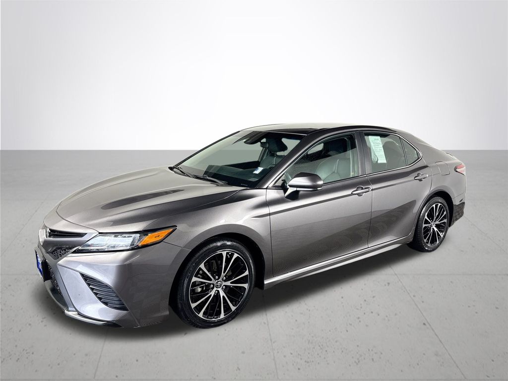 2018 Toyota Camry SE photo 2