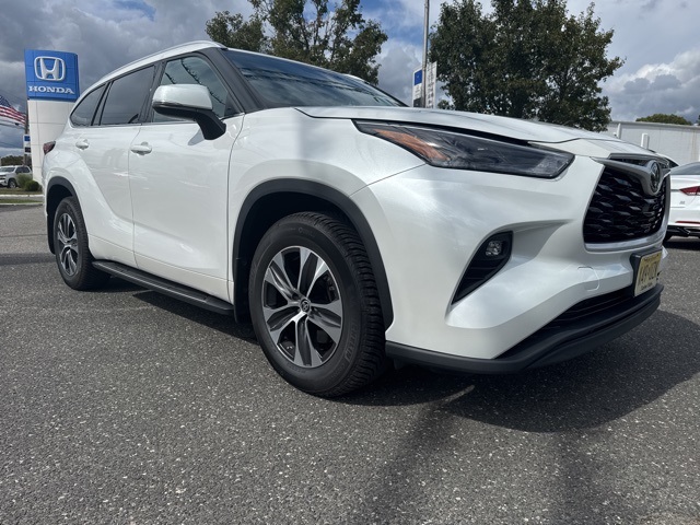 2022 Toyota Highlander XLE photo 2