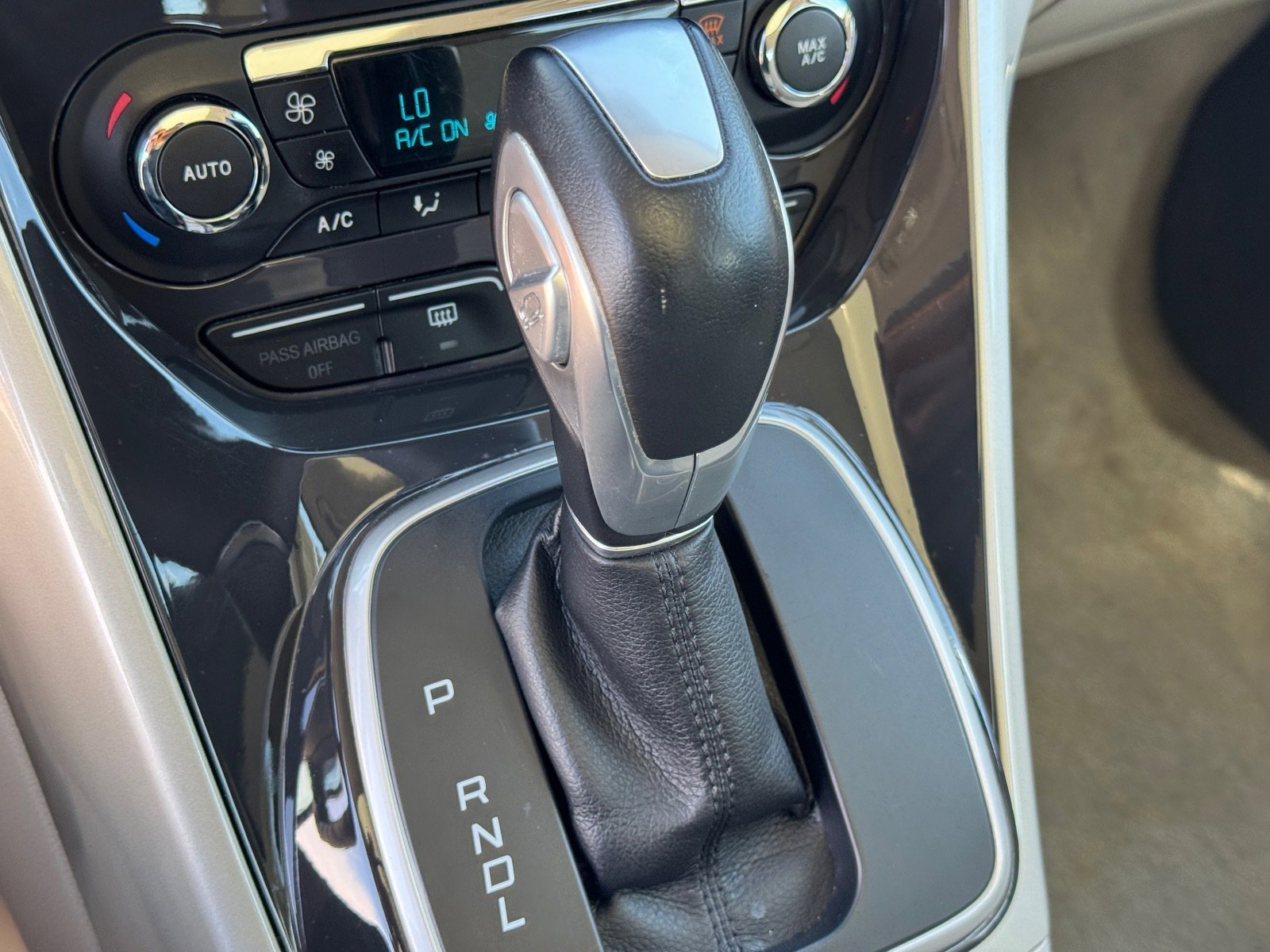 2015 Ford C-Max Hybrid SEL photo 25