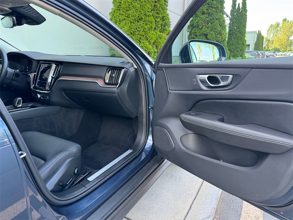 2024 Volvo V60 Cross Country B5 Plus photo 28