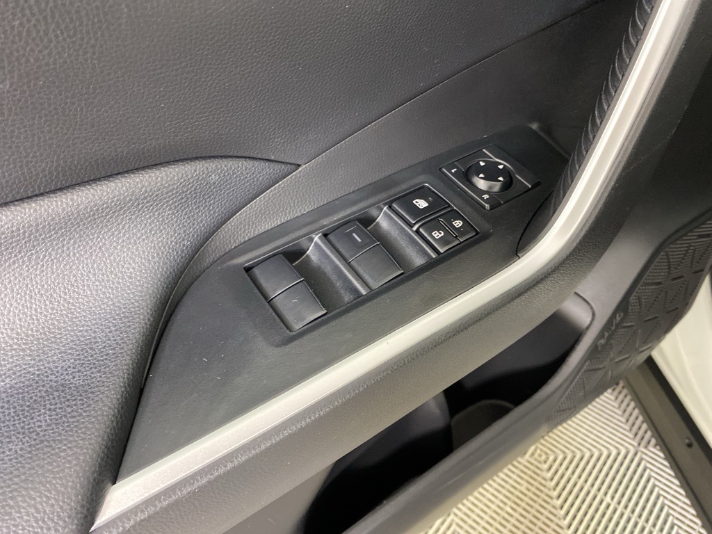 2022 Toyota RAV4 LE photo 10