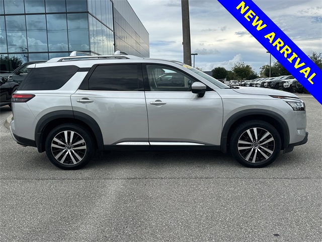 2023 Nissan Pathfinder Platinum photo 4