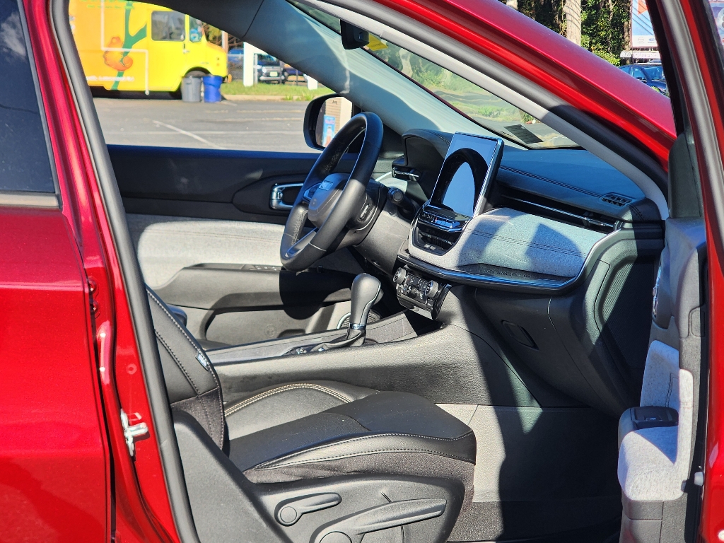 2022 Jeep Compass Latitude Lux photo 17