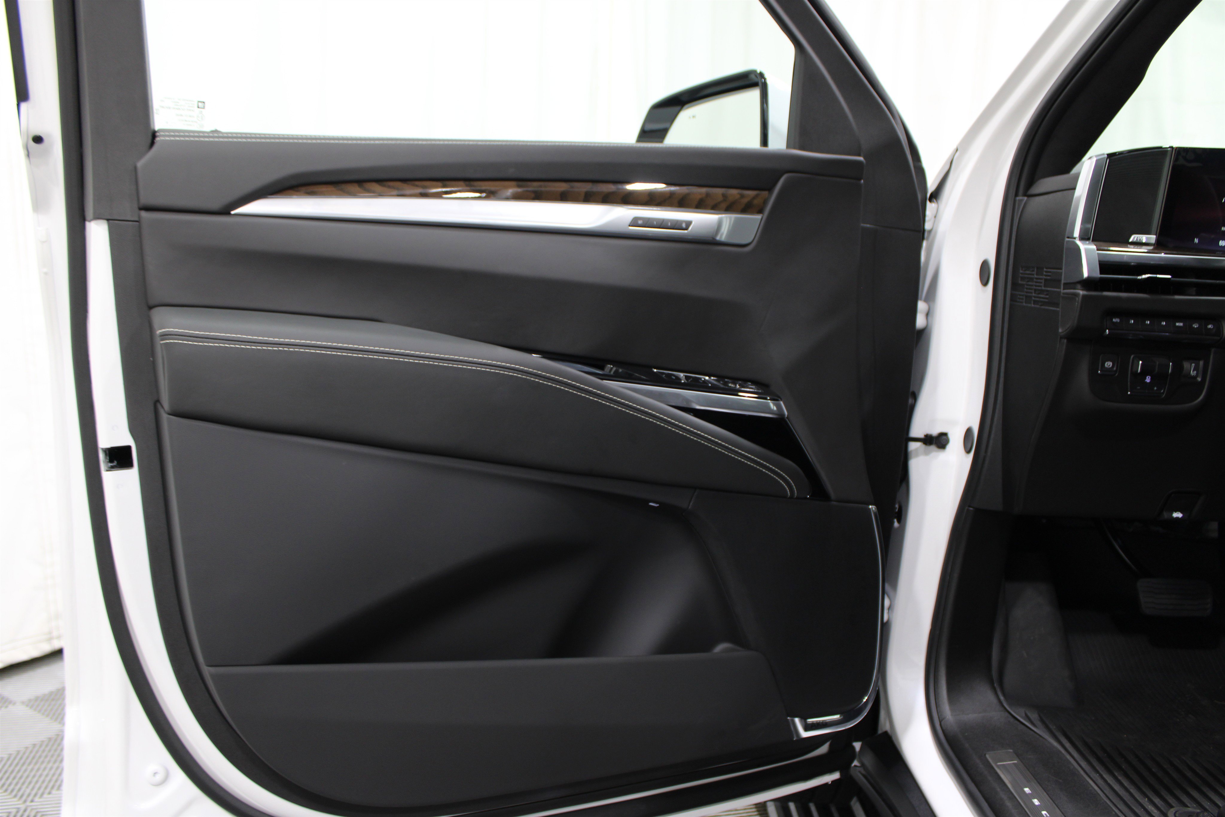 2025 Cadillac Escalade Premium Luxury Platinum photo 4