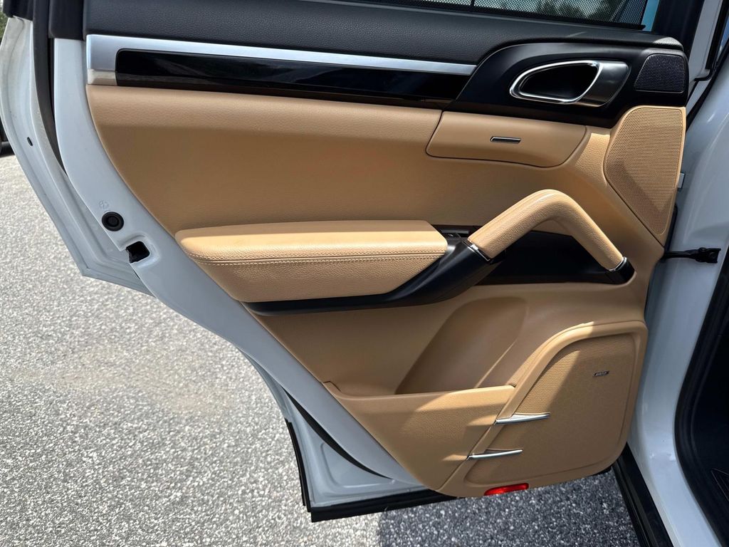 2016 Porsche Cayenne Base photo 11