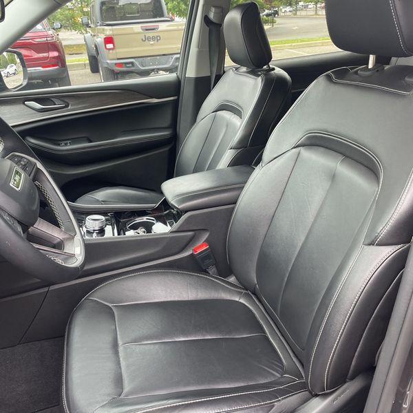 2022 Jeep Grand Cherokee Limited photo 4