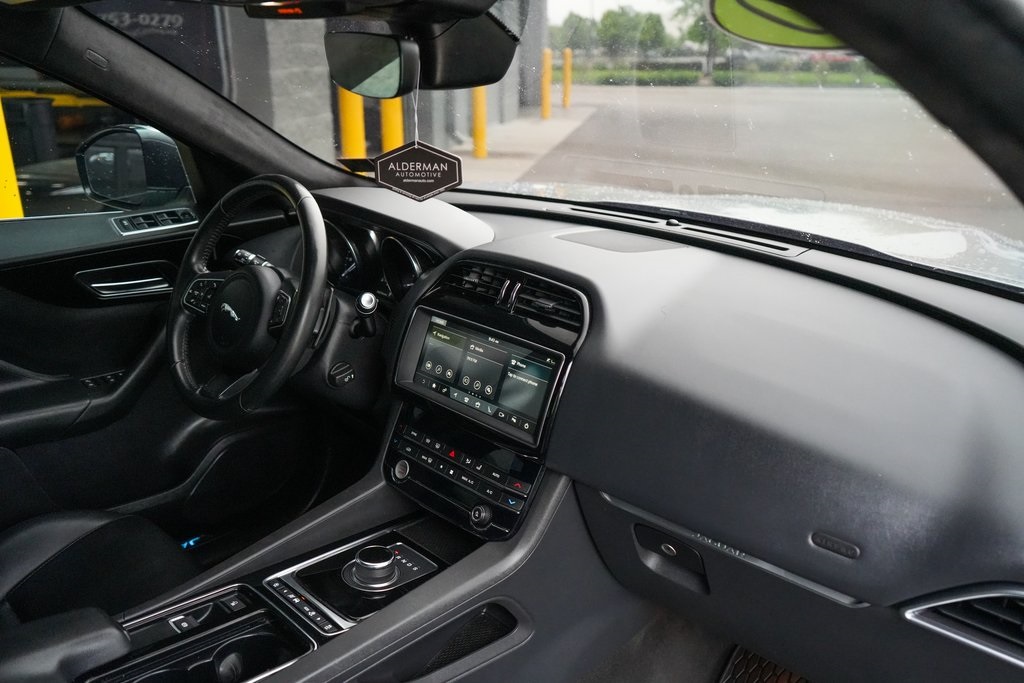 2020 Jaguar F-PACE Premium photo 15