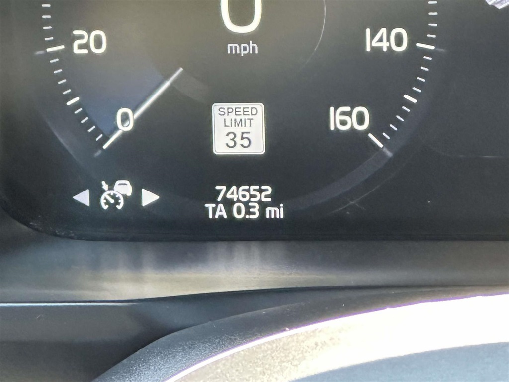 2019 Volvo XC90 T6 Momentum photo 25