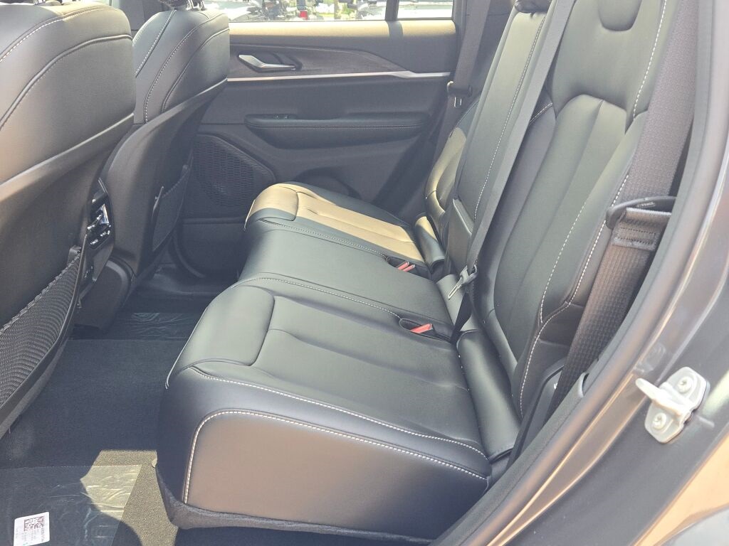 2025 Jeep Grand Cherokee Limited photo 16