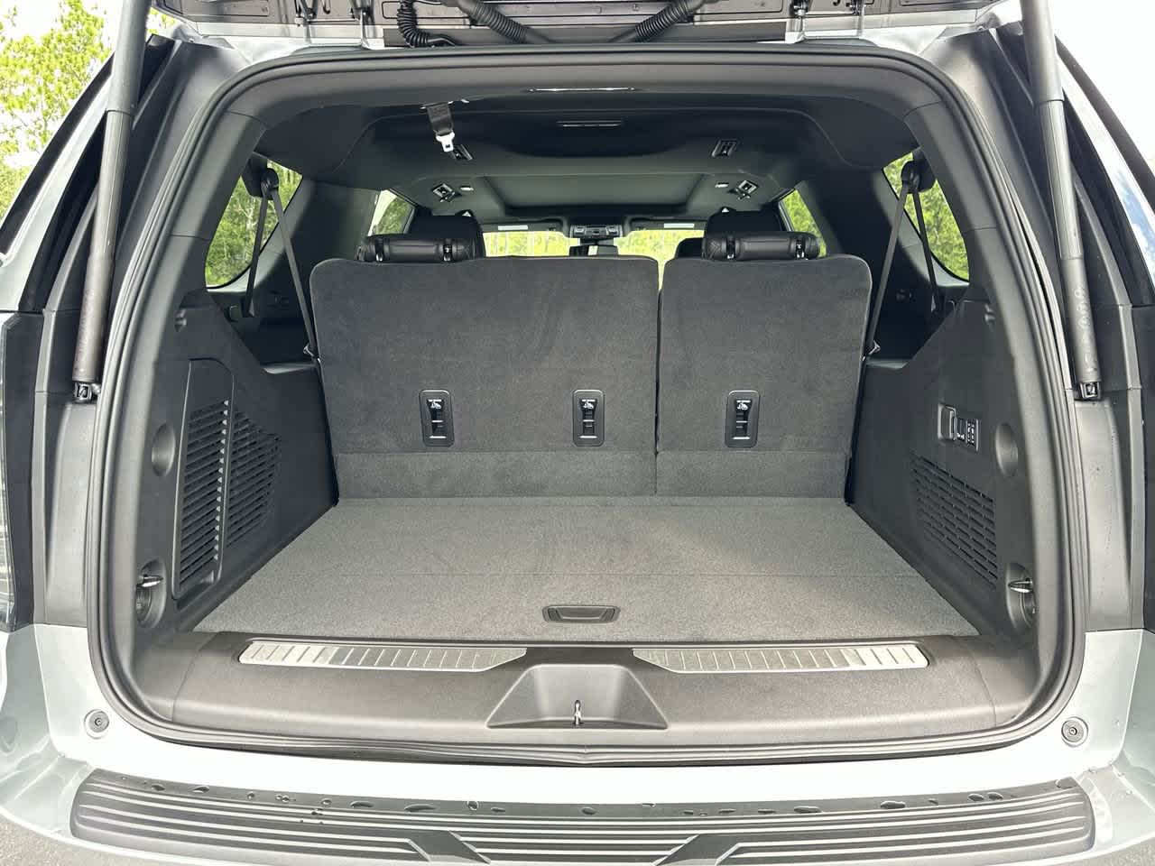 2025 Chevrolet Suburban RST photo 7