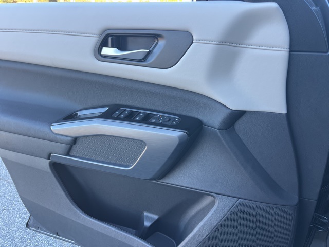 2025 Nissan Pathfinder SL photo 4
