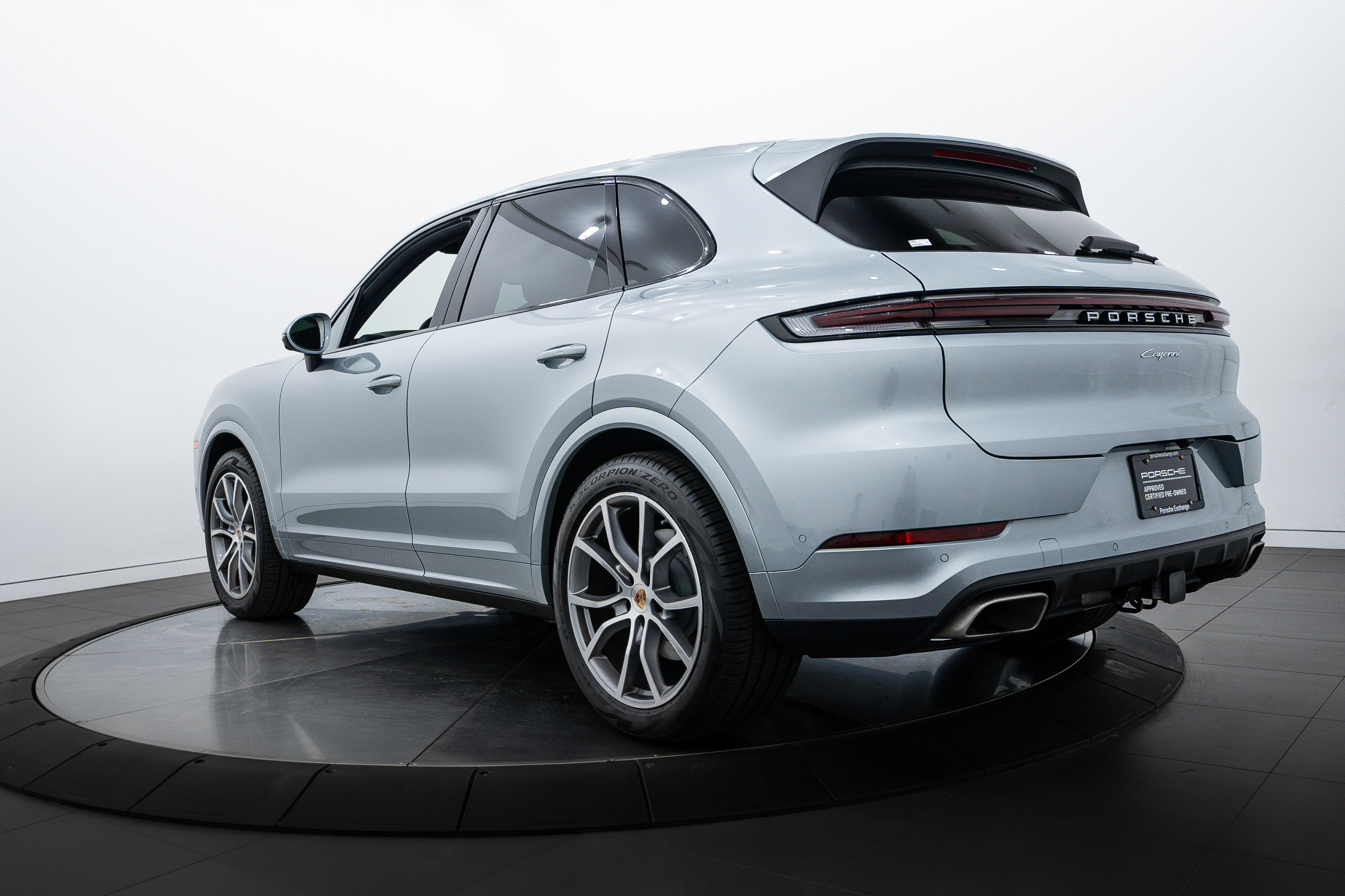 2025 Porsche Cayenne photo 3