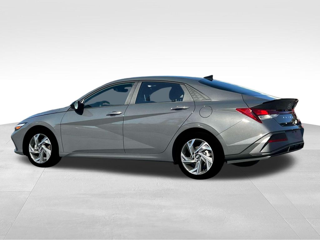 2025 Hyundai Elantra SEL Sport photo 4