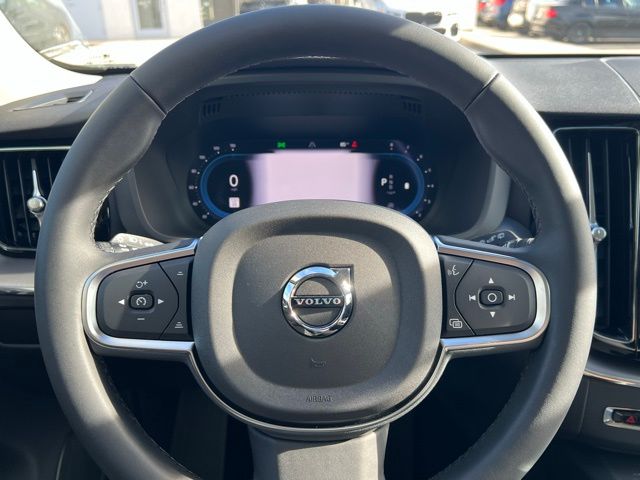 2025 Volvo XC60 B5 Core photo 9