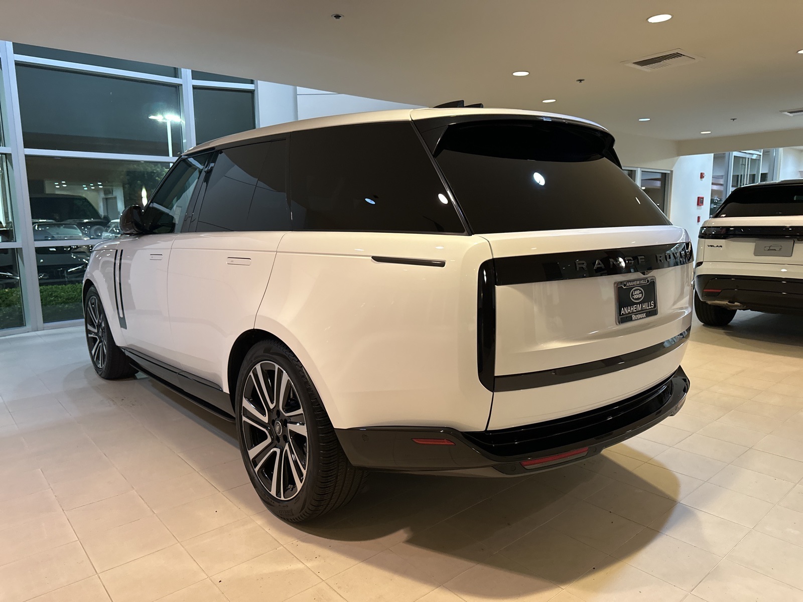 2023 Land Rover Range Rover SE photo 4