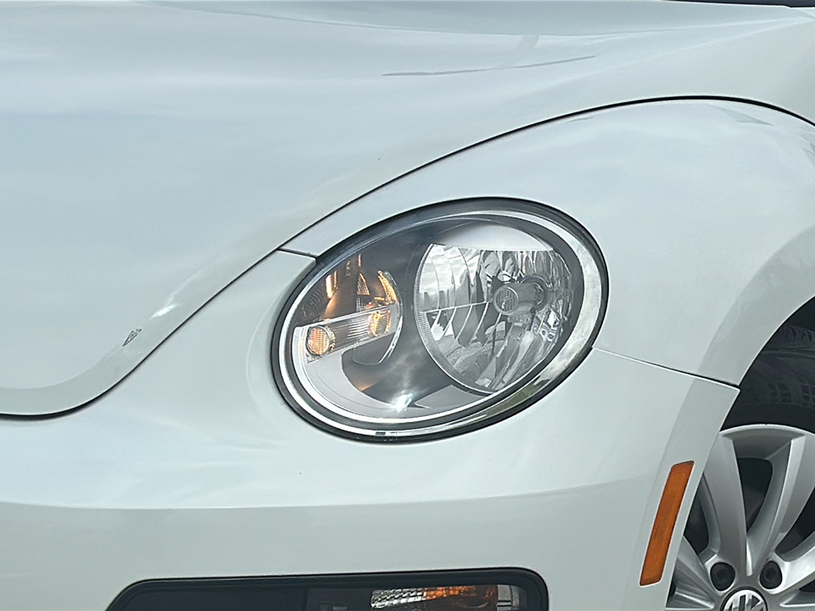 2019 Volkswagen Beetle Final Edition SEL photo 2