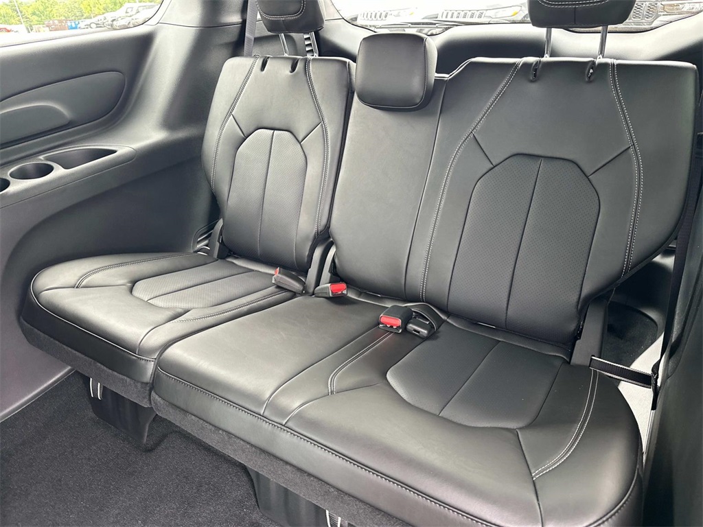 2025 Chrysler Pacifica photo 14