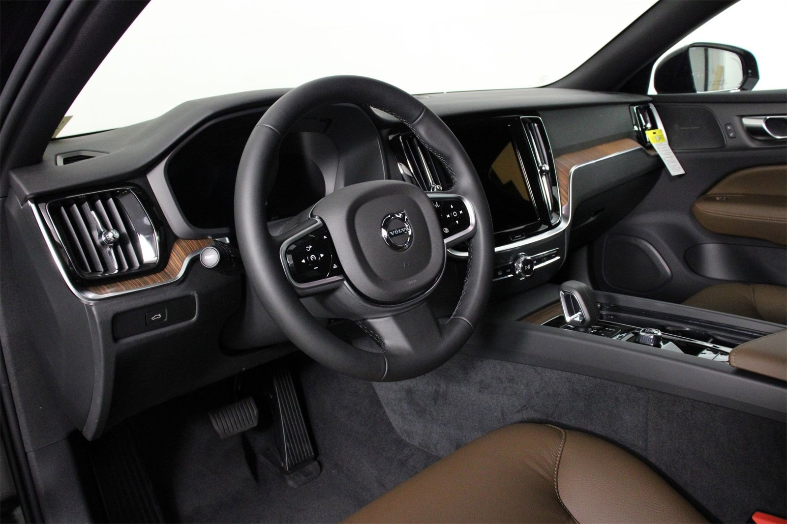 2026 Volvo V60 Cross Country B5 Plus photo 8