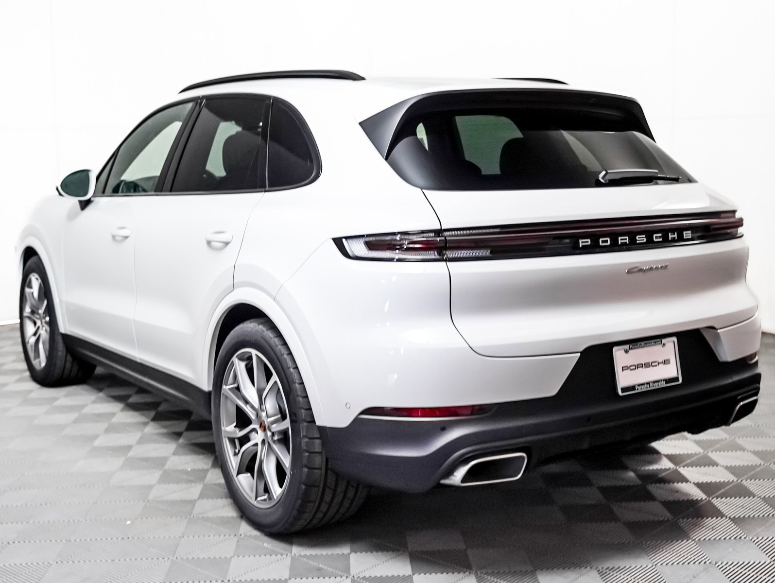 2025 Porsche Cayenne photo 3