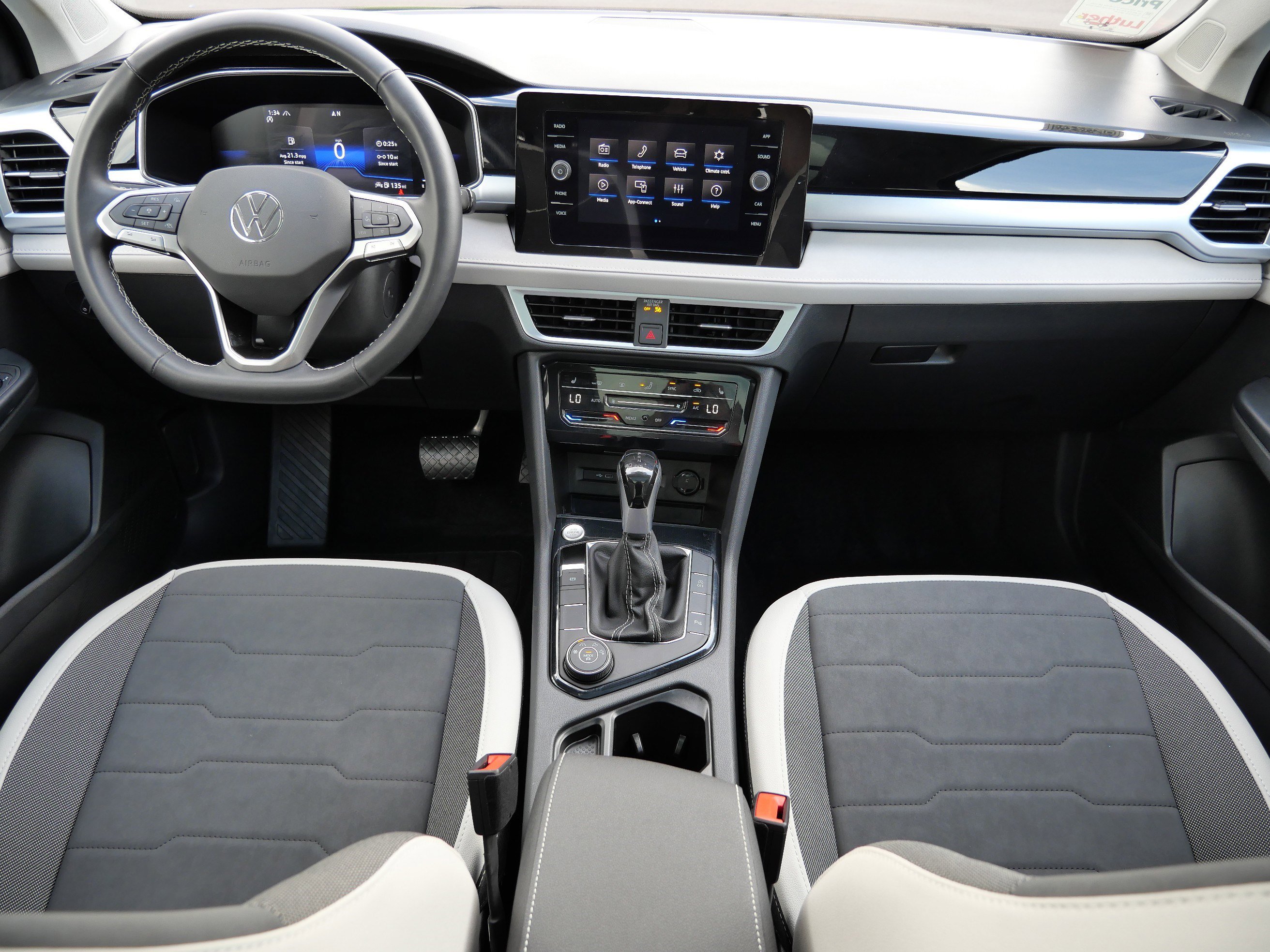 2025 Volkswagen Taos SE photo 8