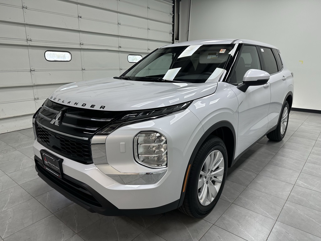 2025 Mitsubishi Outlander ES photo 2
