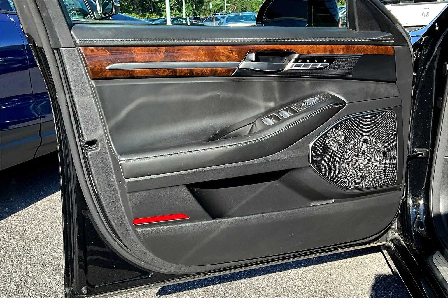 2017 Genesis G90 3.3T Premium photo 19